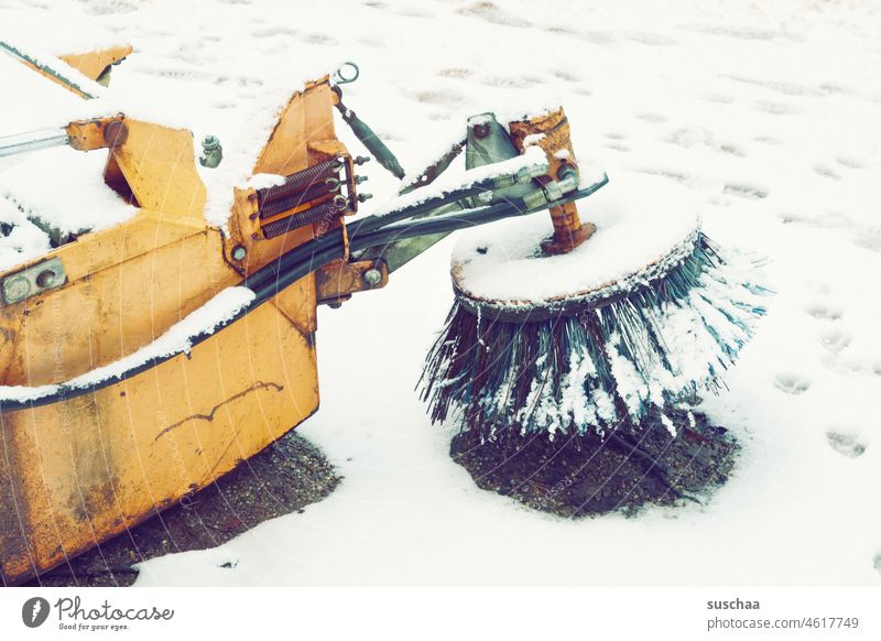 schneekehrmaschine Winter Schnee Kehrmaschine Schneekehrmaschine kalt Jahreszeit Winterstimmung weiß Wintertag Frost Kälte Borsten winterfest frieren winterlich