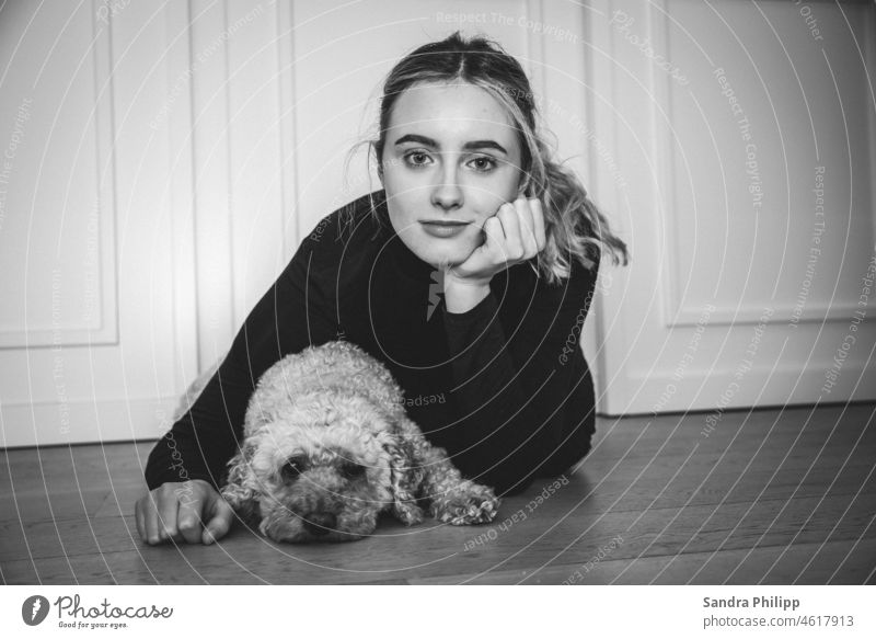 Potraitaufnahme von einem Mädchen und Hund Haustier Tier niedlich Fröhlichkeit Tierporträt Porträt Blick Freundlichkeit Freundschaft Tierliebe