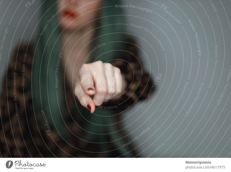 Befehl Finger Zeigefinger befehlen zeigen streng dominant Geste nonverbal nonverbale Kommunikation Hand Frau gestikulieren zeigend Hinweis Zeichen Kommunizieren