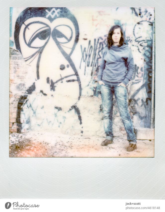 selbstbewusst zieht sie den Blick auf sich Polaroid Junge Frau 18-30 Jahre Straßenkunst Graffiti Körperhaltung Pullover jeans lässig Natürlichkeit Lifestyle