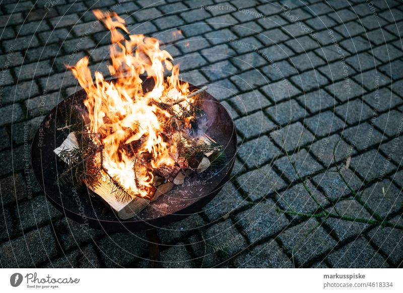 Feuerschale anzünden brennen Brennholz Grillen Lagerfeuer