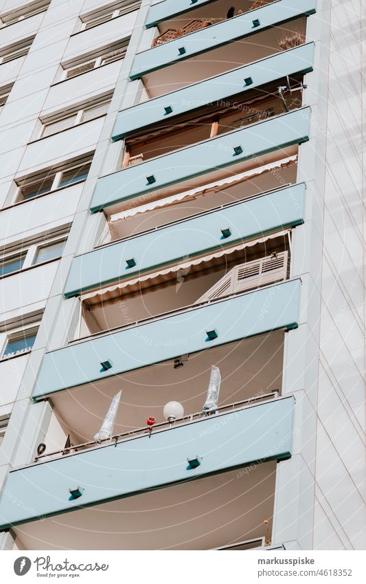 Wohnblock Plattenbau wohnen Balkon Stadt Wohngebiet