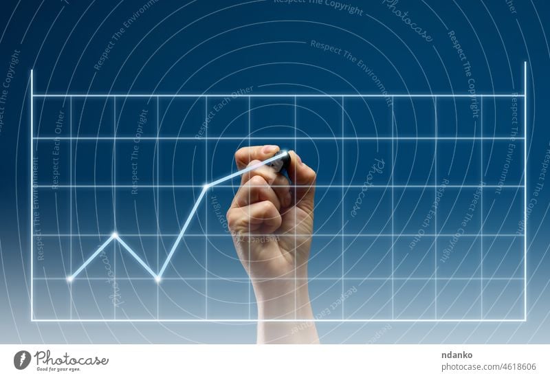 holografisches Diagramm mit Wachstumsindikatoren und einer Frauenhand mit einem Marker auf dunkelblauem Hintergrund. Rentabilität, Erfolg und Einkommenswachstum Konzept