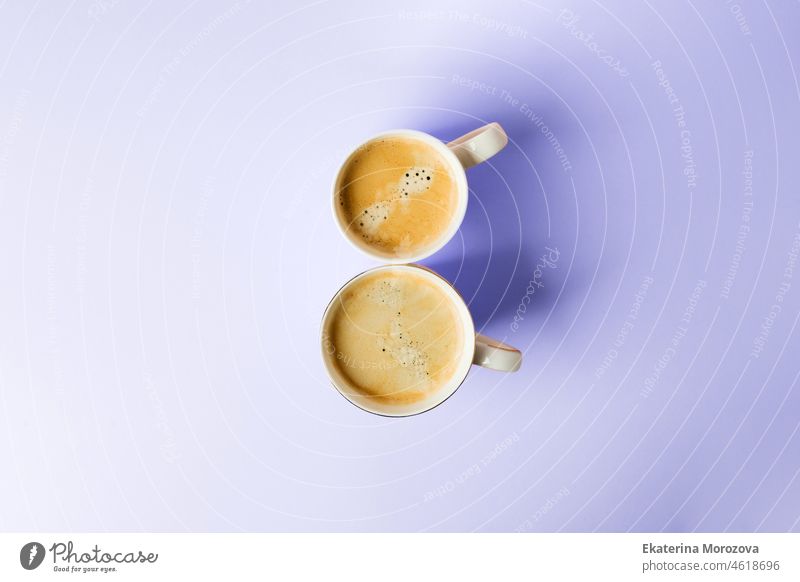 Paar weiße Tassen mit Kaffee auf trendigen ultravioletten lila Farbe des Jahres 2022 Hintergrund, sehr peri, Frau Tag 8 März Feier Konzept. Grußkarte, Banner, Flyer, Einladung, Kopierraum