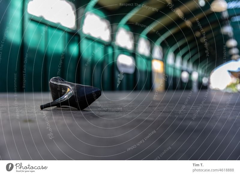 ein verlorener Damenschuh liegt auf dem Bahnsteig Berlin Prenzlauer Berg Damenschuhe Bahnhof UBahn Stadt Hauptstadt Stadtzentrum Menschenleer Außenaufnahme