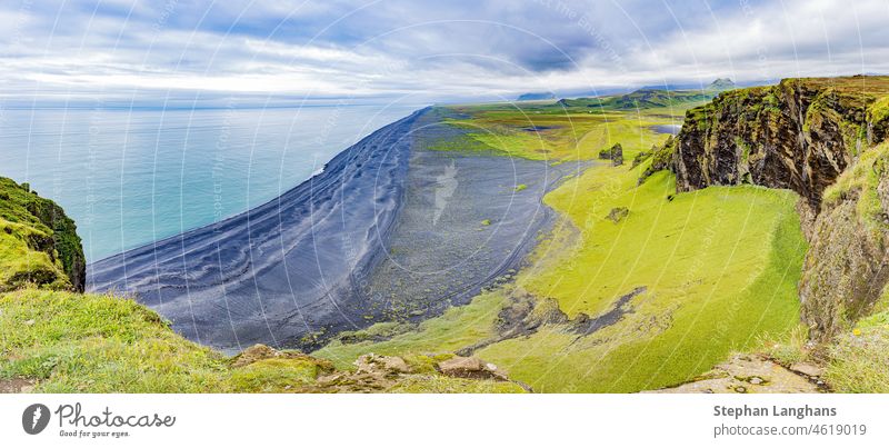 Panoramabild des schwarzen Strandes Reynisfjara von Dyrholaey aus gesehen im Süden Islands Süd-Island goldener Ring Felsen Küste Landschaft Meer isländisch