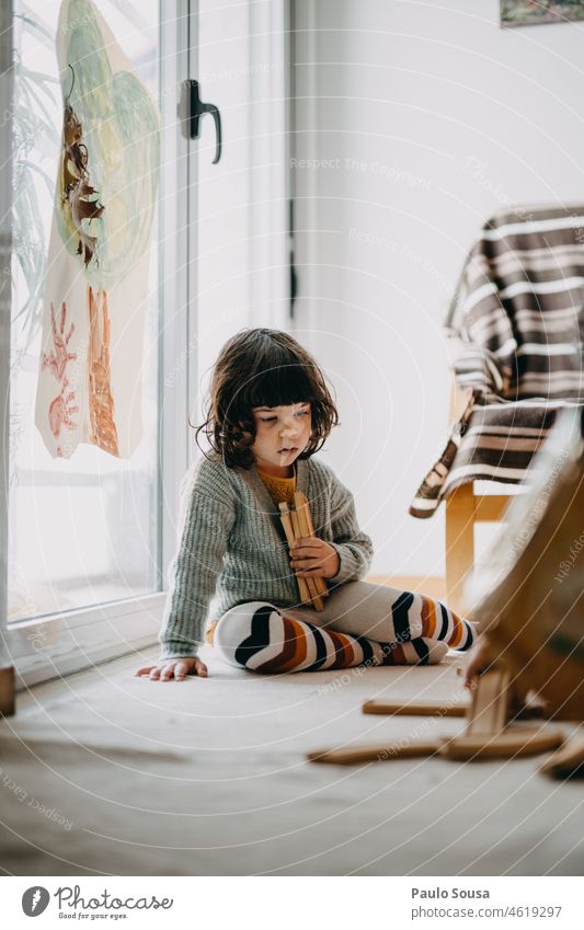 Nettes Mädchen spielt mit Holzspielzeug zu Hause niedlich 3-8 Jahre Kind Kindheit Farbfoto Lifestyle Leben Glück Kindheitserinnerung Tag mehrfarbig