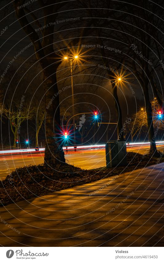 Lichter der Stadt Ampel rot Fußgängerweg leuchten Straße Kreuzung Beleuchtung Leuchtspuren Nacht