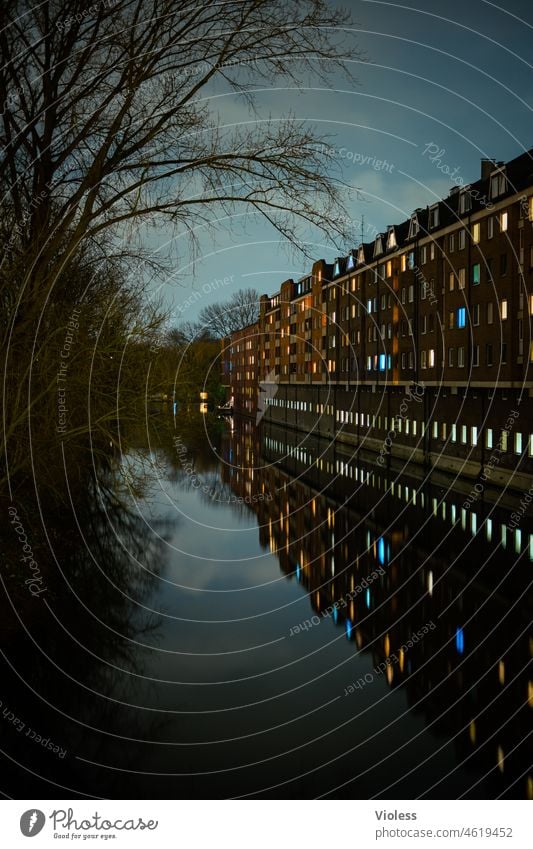 Es wird Nacht in Hamburg III Beleuchtung Hansestadt Bille Kanal Brücke Fenster Wolken Spiegelung Wohnhaus beleuchtet Licht dunkel