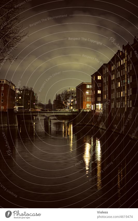 Es wird Nacht in Hamburg Brücke Kanal Bille Fenster Wolken Spiegelung Diagonalstraße Wohnhaus