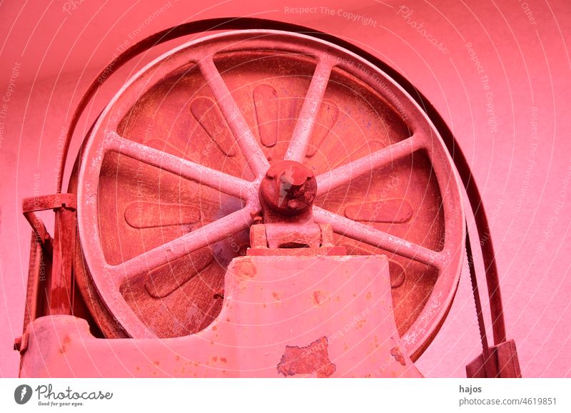 Schwungrad einer alten Bandsäge in Infrarot Infrarotaufnahme rosa vintage Retro Industrie Maschine Säge Detail Werkzeug Nostalgie Vergangenheit