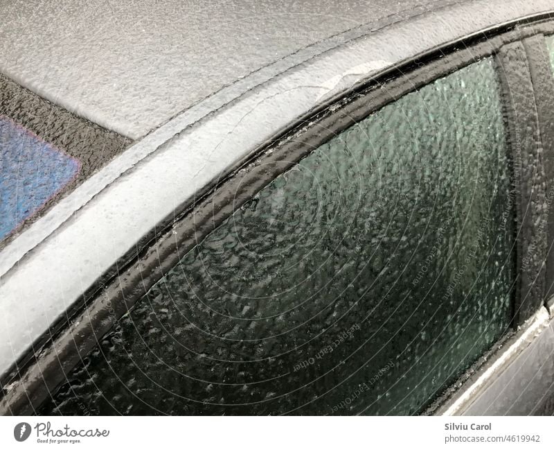 Eisbedecktes Autofenster nach eisigem Regen Nahaufnahme Winter Automobil Frost Verkehr Fahrzeug Saison Schneesturm Großstadt Transport PKW Wetter Klima Fenster