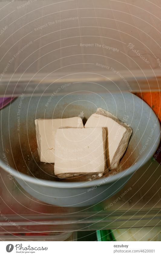 roher Tofu in einer Schüssel im Kühlschrank Soja Lebensmittel Schalen & Schüsseln Protein Veganer Vegetarier asiatisch frisch Bestandteil Nahaufnahme weiß Bohne