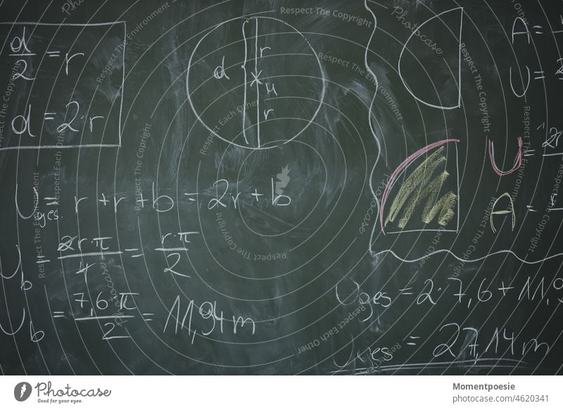 Mathematik Tafel Mathematikunterricht Unterricht lernen Nachhilfe Kreis Radius Durchmesser Umfang kompliziert schwierig Studium Wissen Schulzeit