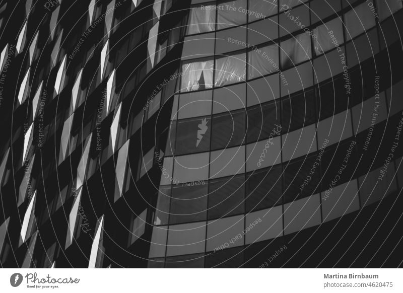 Gerissenes Plastik Architektur Fenster schwarz auf weiß Kunststoff zerrissen gerissen modern Zeitgenosse