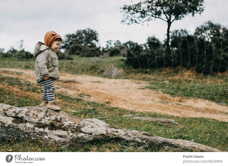 Kind klettert auf einen kleinen Felsen Kindheit Abenteuer erkunden 1-3 Jahre Kaukasier Außenaufnahme Freizeit & Hobby Freude niedlich Lifestyle authentisch