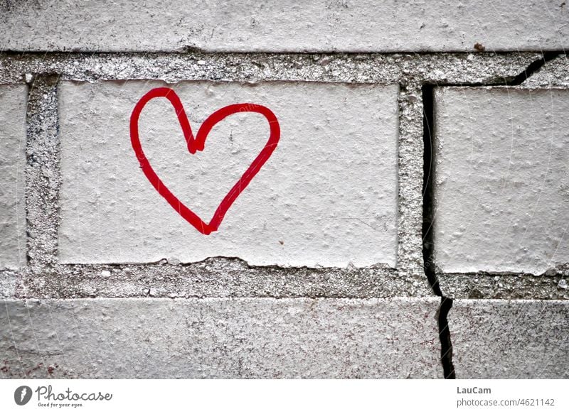 Marmor, Stein und Eisen bricht... - Ein Riss geht durch die Mauer, das Herz bleibt unbeschadet Liebe Romantik Gefühle Graffiti Wand Liebeserklärung Verliebtheit