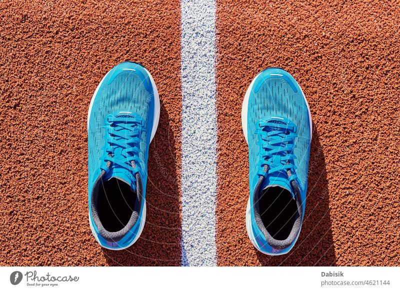 Blaue Laufschuhe auf der Stadionbahn Sport Turnschuh Laufen Fitness männer im Freien Athlet Start rennen Linie übung blau Konkurrenz Aktion Gesundheit Läufer