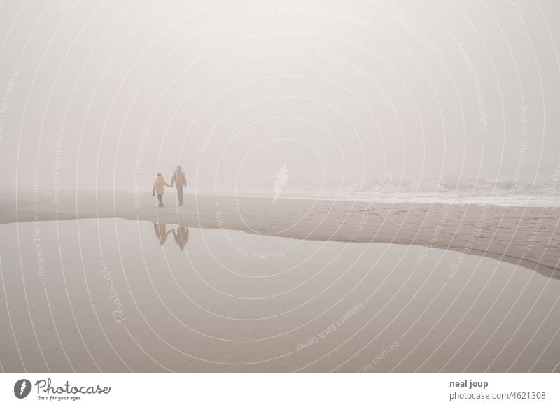 Paar geht Hand in Hand an einem nebligen Strand. Allerhand. Meer Küste Nebel Monochrom romantisch Poesie Natur Landschaft Außenaufnahme Erholung