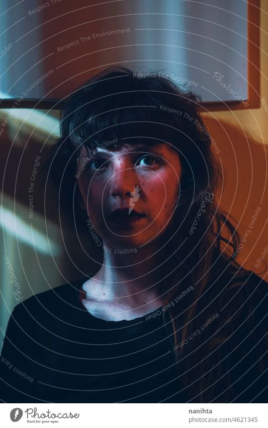 Künstlerisches Porträt einer jungen Frau, die posiert und von Ligths gekreuzt wird geheimnisvoll Kunst Lichter Schattenspiel allein heimwärts emotional Stimmung