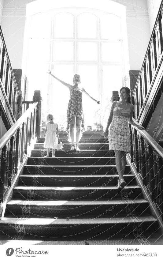 irgendwo auf der Treppe Mensch feminin Kind Frau Erwachsene 3 1-3 Jahre Kleinkind 30-45 Jahre Fenster Schloss Bewegung gehen genießen stehen ästhetisch elegant