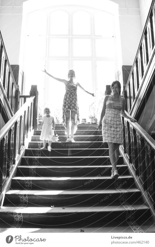 irgendwo auf der Treppe feminin Kind Frau Erwachsene 3 Mensch 30-45 Jahre Fenster Bewegung gehen stehen ästhetisch elegant Fröhlichkeit hell schön Erotik