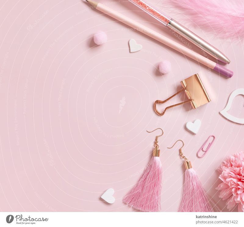 Rosa Schule girly Zubehör und Herzen auf Pastell rosa Ansicht von oben Valentinsgruß Liebe Bildung Schreibwarenhandlung Draufsicht mädchenhaft feminin