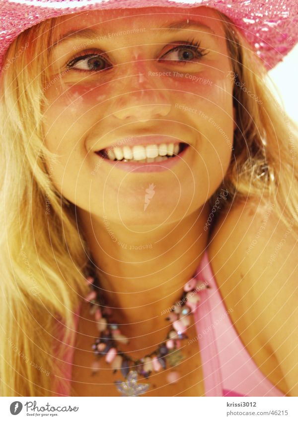 pink lady blond Modemagazin Fröhlichkeit Dame Halsband Halskette Frau Bekleidung rosa Sommer Freude Kopfbedeckung feminin Mütze Junge Frau Leben Ausgelassenheit