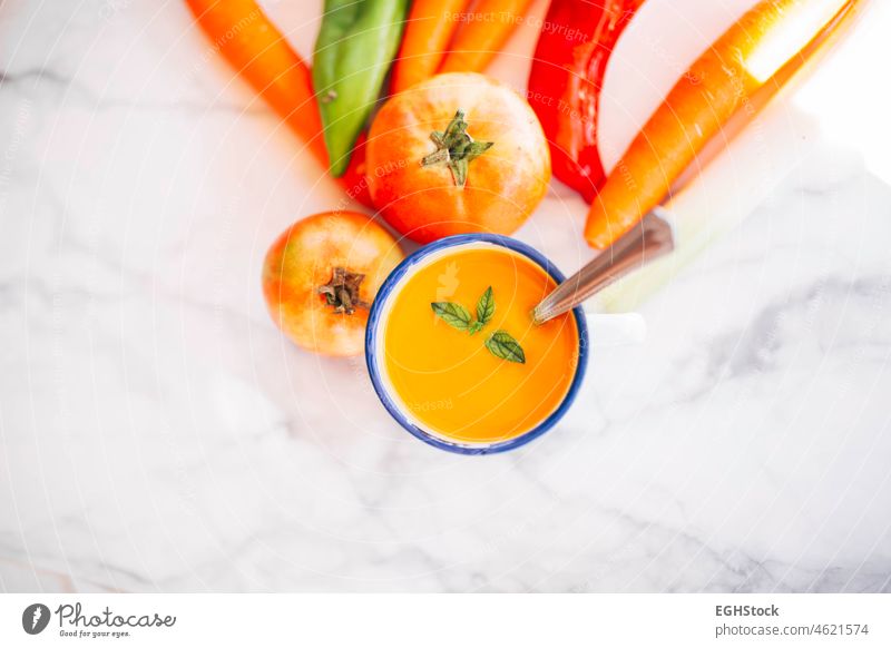 Vegane Kürbiscreme in einem emaillierten Becher mit Gemüse, Paprika und Tomaten Suppe Lebensmittel Schalen & Schüsseln Mahlzeit Herbst Sahne orange Gesundheit