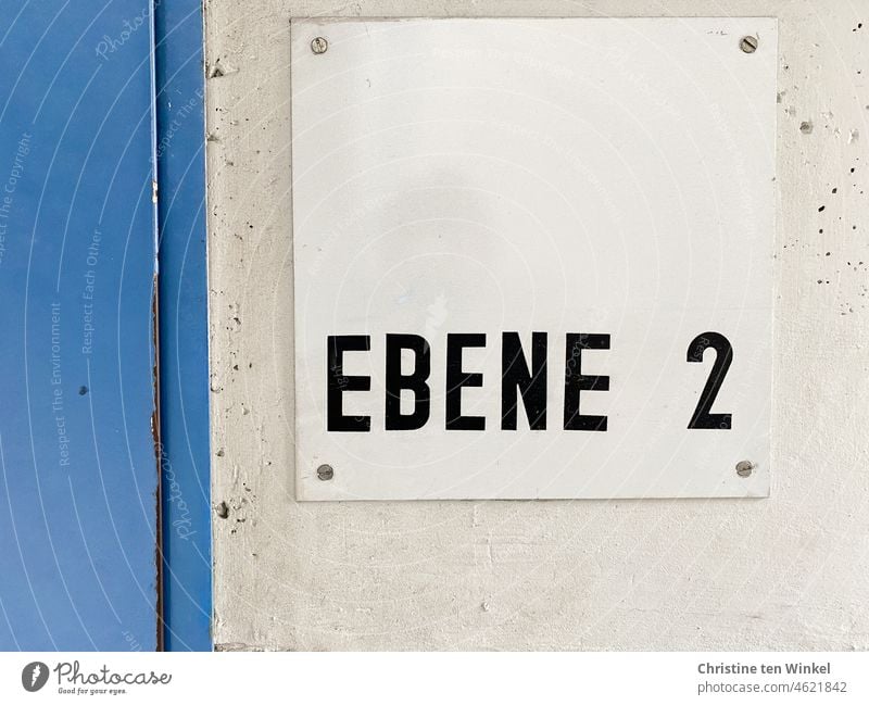 Die nächste Ebene erreicht  / EBENE 2 Stockwerk Hinweisschild Schild Schilder & Markierungen Schriftzeichen Buchstaben Kommunizieren Mitteilung Kommunikation