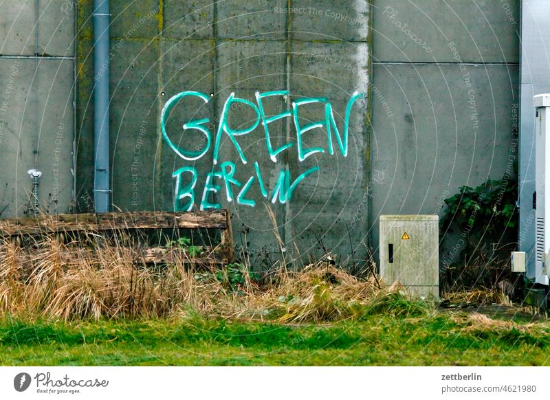 Green Berlin aussage botschaft farbe gesprayt grafitti grafitto message parole tAGG TAGGEN schrift mauer nachricht sachbeschädigung politik grün green deal