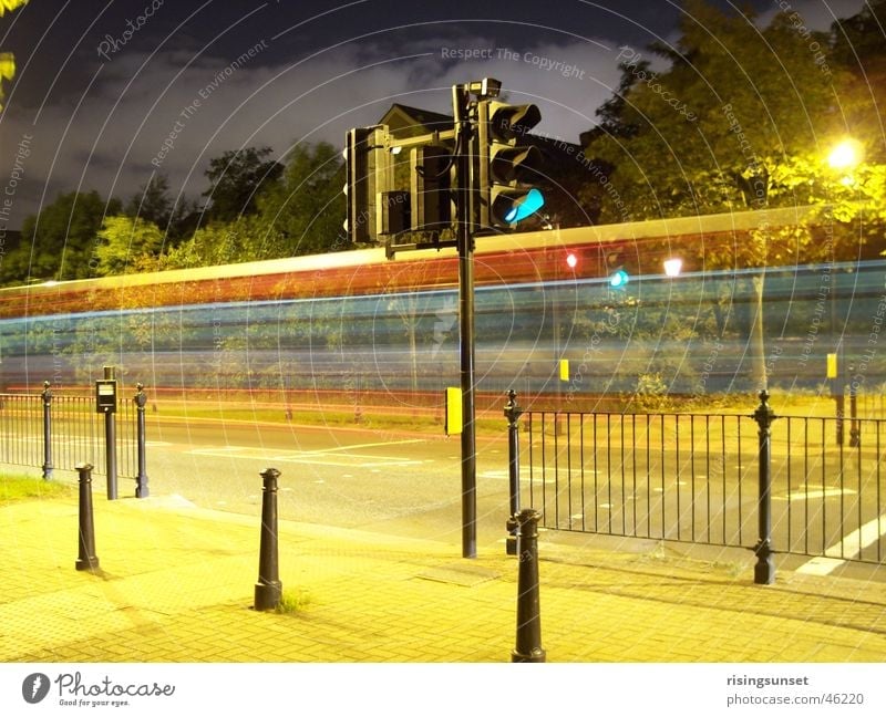A time exposured bus in London Langzeitbelichtung Ampel Nacht England mehrfarbig dunkel Industrie Verkehrswege Mischung hell