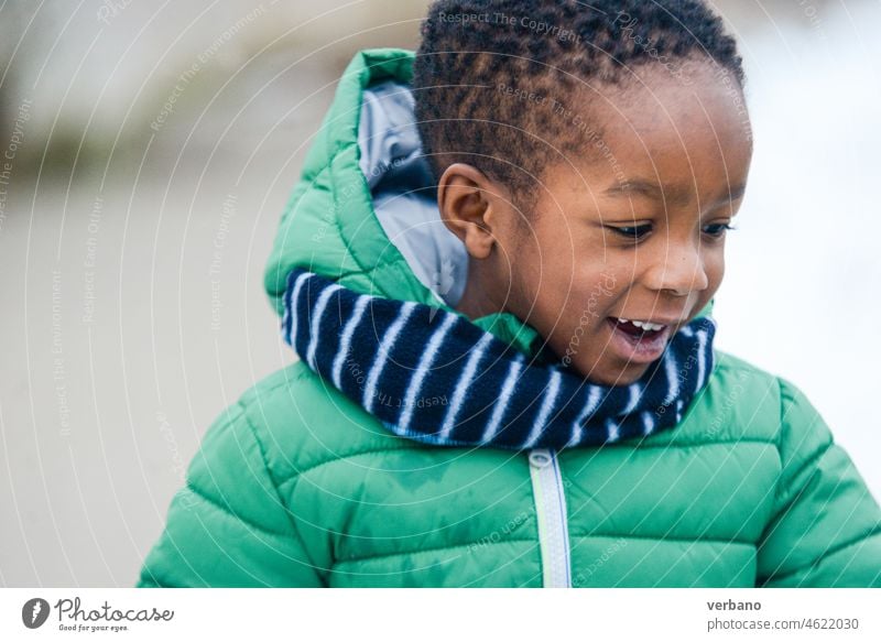 Porträt eines lächelnden afroamerikanischen Kindes in Winterkleidung im Freien Junge Lächeln schwarz Afrikanisch Teenager Menschen Gesicht Person Fröhlichkeit