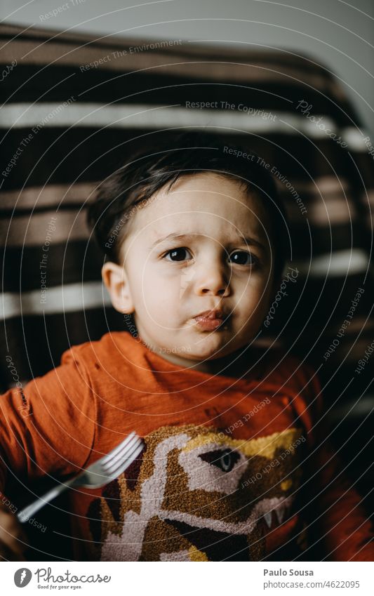 Junge hält eine Gabel Kind Kindheit Kaukasier Porträt 1-3 Jahre Beteiligung Gefühle Leben Tag Freude Mensch Lifestyle Kleinkind authentisch Farbfoto Essen