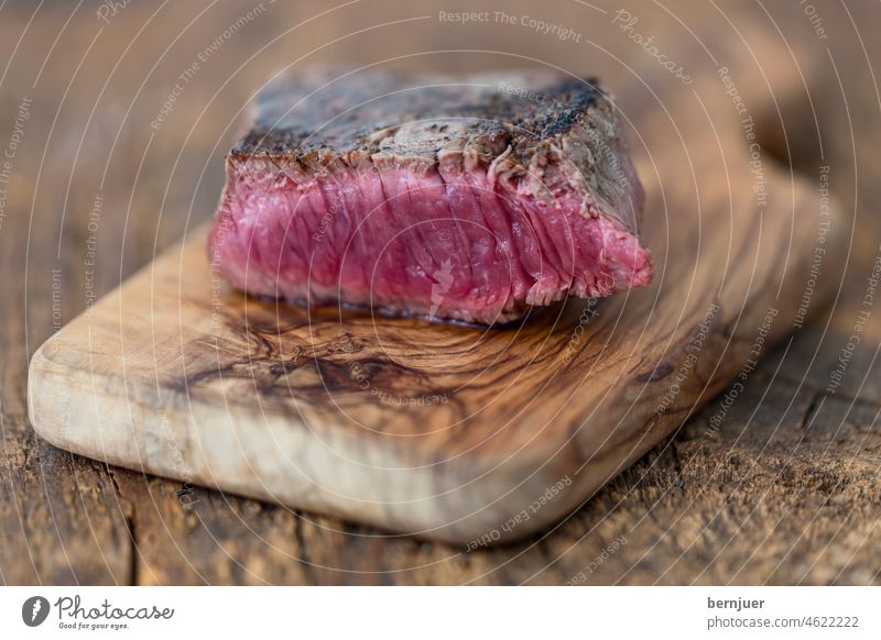 Scheibe eines Steaks auf Holz Rindersteak Rinderfilet Fleisch Schneiden Brett Medium Rosa Blut Abendessen Filet Rosmarin lecker Rindfleisch gegrillt