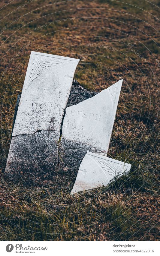 Färöer Inseln: Zerbrochene Grabplatten auf dem Friedhof von Kvivik Saison ländlich Landschaft Färöer-Inseln malerisch Hochland kalt Berge u. Gebirge Sonnenlicht