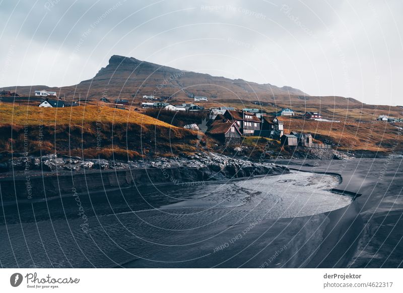 Färöer Inseln: Blick auf Strand von Leynar Saison ländlich Landschaft Färöer-Inseln malerisch Hochland kalt Berge u. Gebirge Sonnenlicht idyllisch atemberaubend