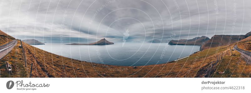 Färöer Inseln: Panoramablick mit Inseln im Hintergrund Saison ländlich Landschaft Färöer-Inseln malerisch Hochland kalt Berge u. Gebirge Sonnenlicht idyllisch