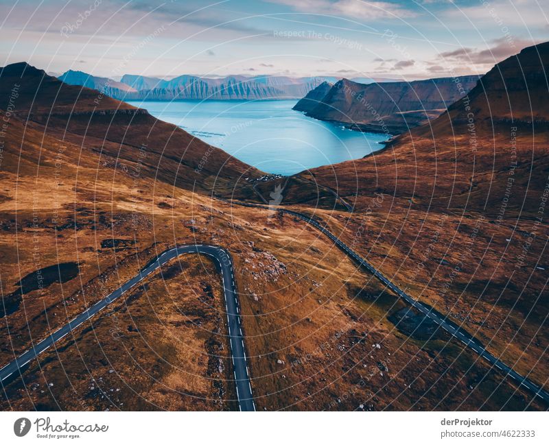 Färöer Inseln: Blick auf Berg und Sund von Eysturoy III Saison ländlich Landschaft Färöer-Inseln malerisch Hochland kalt Berge u. Gebirge Sonnenlicht idyllisch
