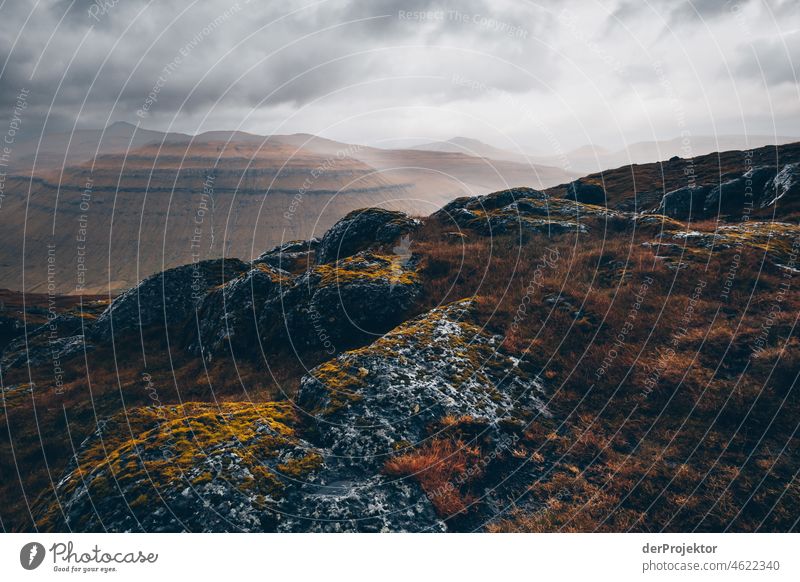 Färöer Inseln: Blick auf Berg und Sund von Skálafjørður Saison ländlich Landschaft Färöer-Inseln malerisch Hochland kalt Berge u. Gebirge Sonnenlicht idyllisch