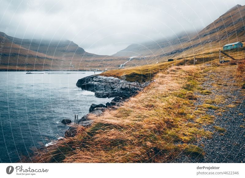 Färöer Inseln: Blick auf Küste und Berge im Nebel Saison ländlich Landschaft Färöer-Inseln malerisch Hochland kalt Berge u. Gebirge Sonnenlicht idyllisch