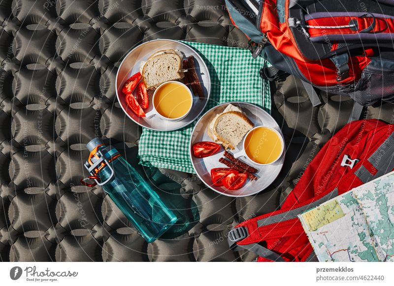 Frühstück auf dem Campingplatz im Freien. Teller mit Sandwiches auf Outdoor-Matte Lebensmittel Zelt Urlaub Ausflug Abenteuer reisend Lager aktiv Erholung