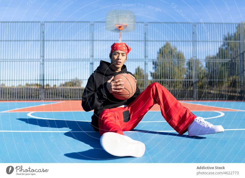 Asiatischer Mann mit Basketball auf Spielplatz Ball Sportpark Hobby Training Spieler asiatisch Zaun männlich Aktivität Sportler Sportbekleidung Gericht