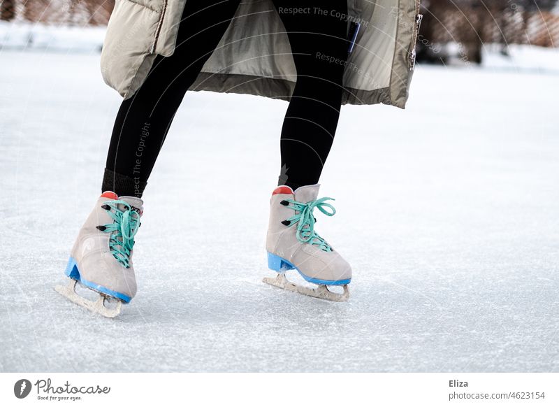 Frau läuft Schlittschuh auf einer Eislauffläche eislauffläche Schlittschuhe Schlittschuhlaufen Winter Wintersport See Freizeit & Hobby Beine Eisfläche