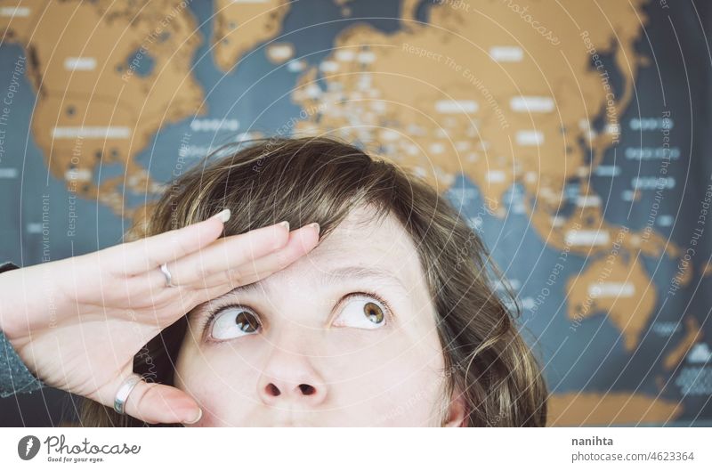 Wanderlust Konzeptbild einer Frau in der Nähe einer Weltkarte Fernweh erkunden Ausflug reisen Hoffnung träumen träumend Tagträumerin Landkarte Reisender Frauen
