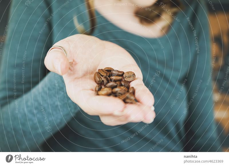 Frau hält natürliche Kaffeekörner in der Hand Lebensmittel organisch Korn integral Landkarte Welt importieren Export exportieren Einfuhr granel Halt Beteiligung