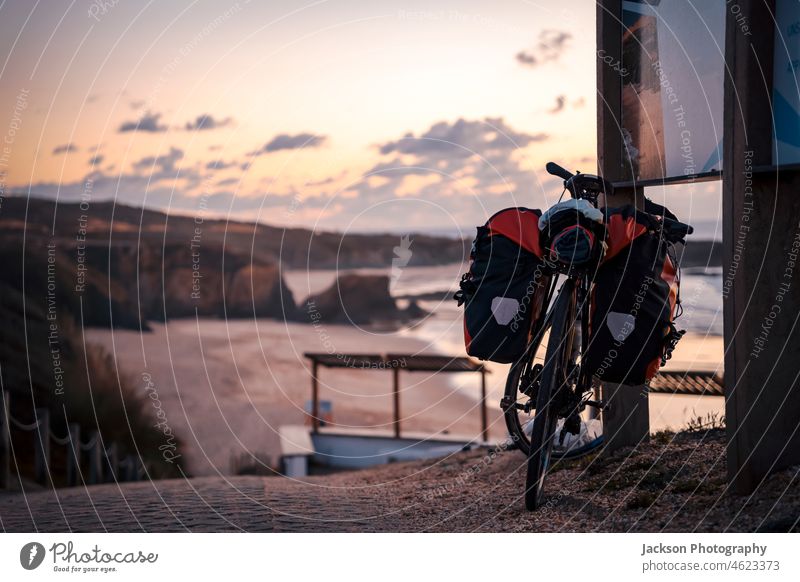 Fahrrad mit Taschen am Strand von Almograve, Alentejo, Portugal Sport almograve Stimmung Erholung Küstenlinie Seeküste Textfreiraum costa vicentina Silhouette