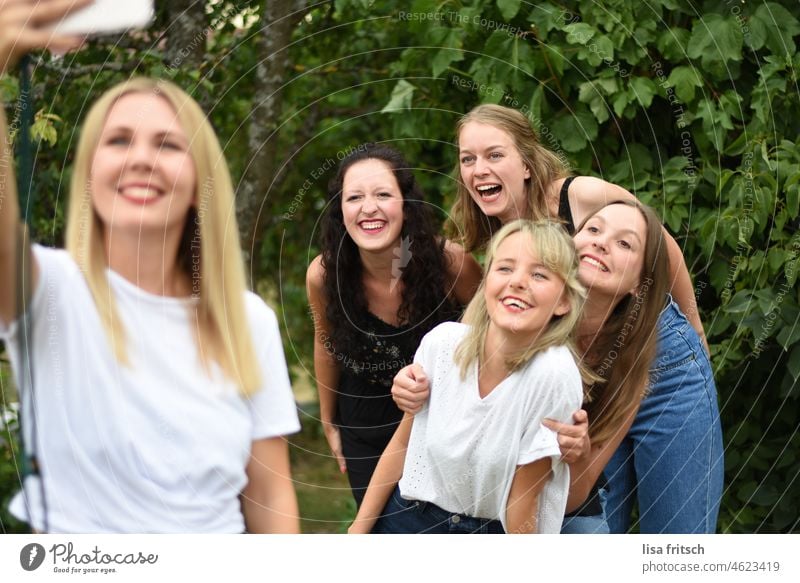 SELFIE - FREUNDINNEN - FREUDE - GEMEINSAM Freundschaft Freundinnen Frauen 25 bis 30 Jahre alt Erwachsene Junge Frauen Spaß haben Zusammensein Selfie machen
