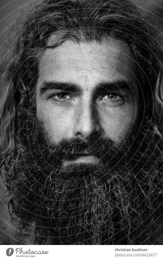 portrait von einem langhaarigen hippie mit intensiven augen mann lange haare 40 jahre guru outstanding intensive augen schwarz weiss mystisch stark hypnotisch