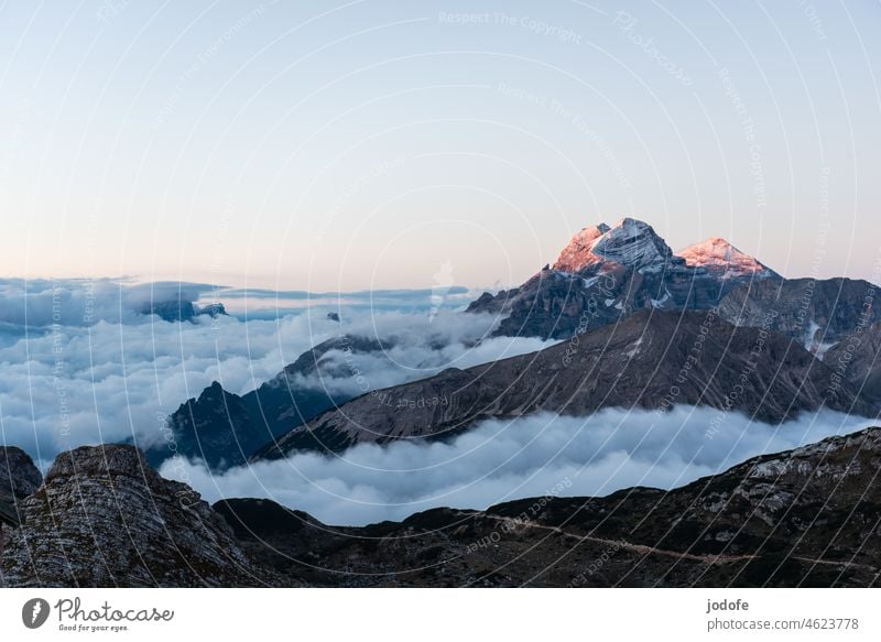 Dolomiten - Berglandschaft bei Sonnenaufgang mit Wolken Berge u. Gebirge Gipfel Sonnenaufgang - Morgendämmerung Himmel Schneebedeckte Gipfel Erwachen aufwachen
